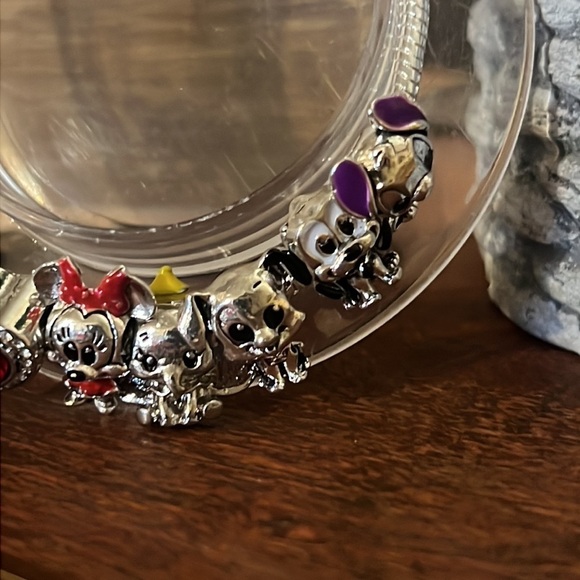 Mickey and Friends Charm bracelet - Picture 8 of 11